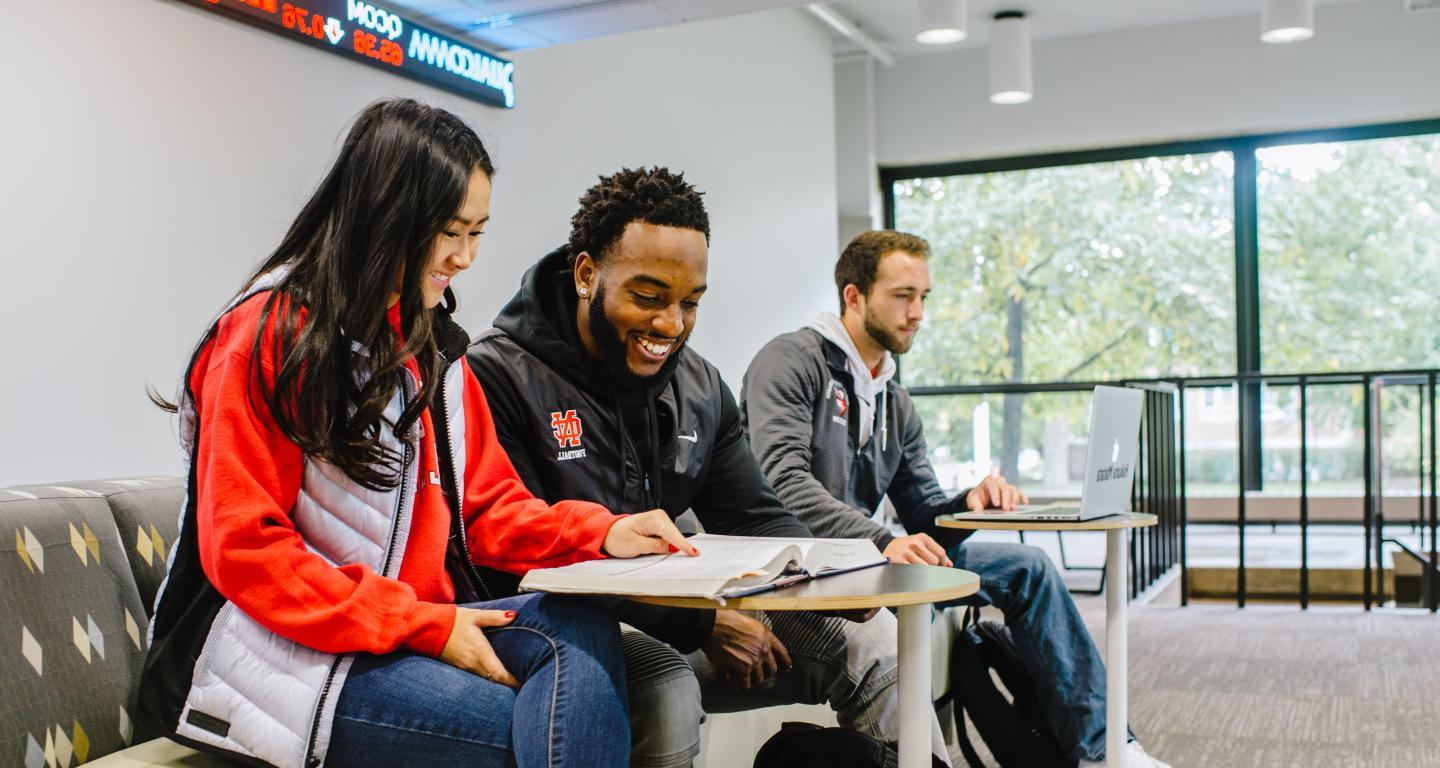 学生 studying in the School of Business and Entrepreneurship